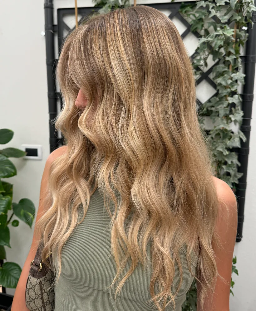 Effetti luce su capelli biondi con onde morbide
