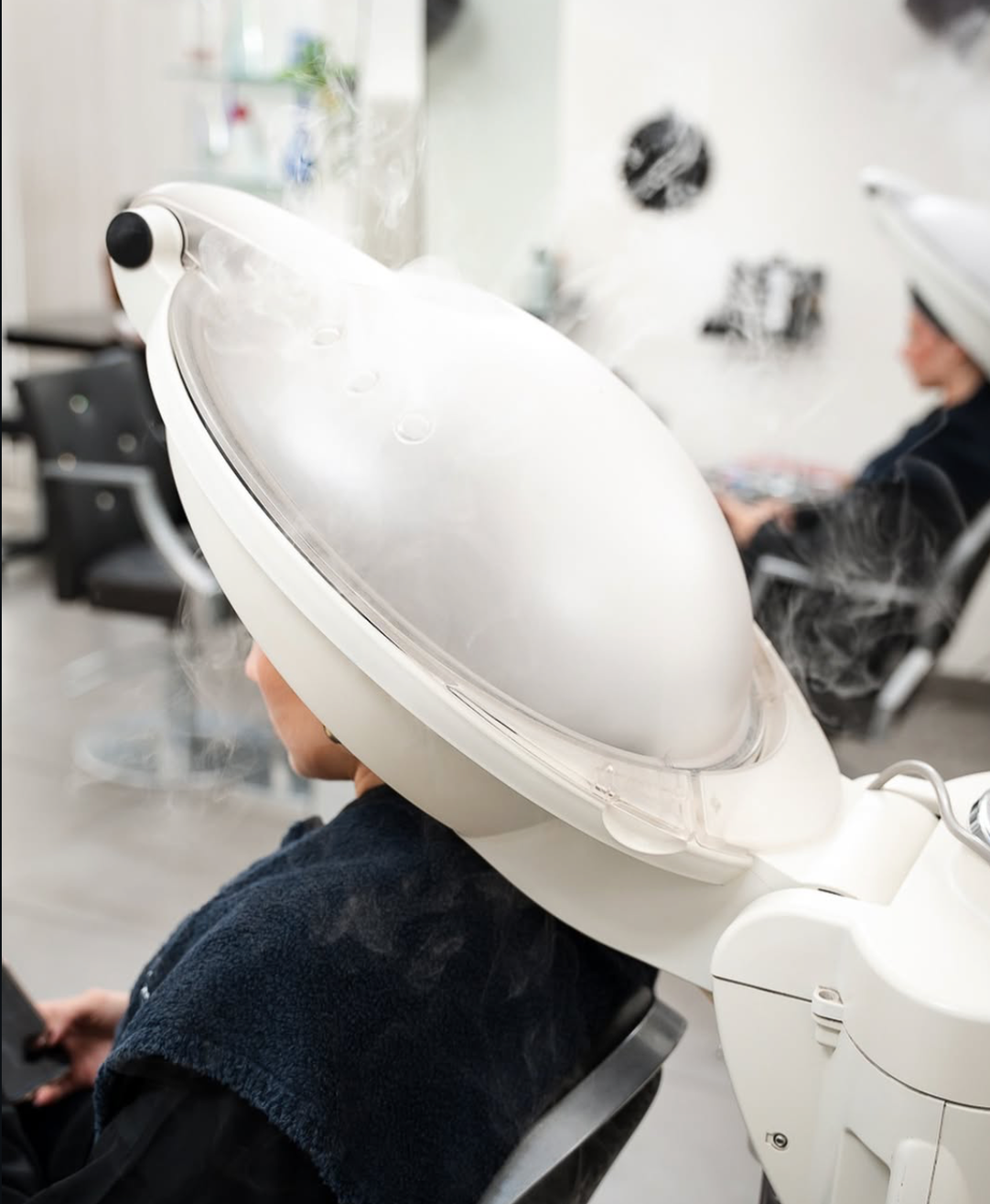 Trattamento capelli con vaporizzatore professionale in salone